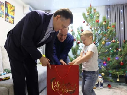 «Ёлка желаний» на Дону и в Волгодонске: представители власти исполняют мечты детей