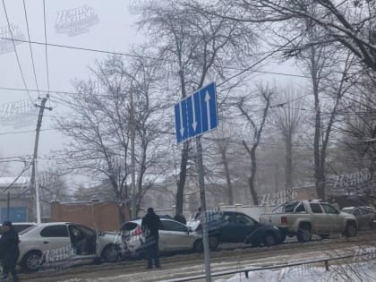 В Ростове четыре автомобиля столкнулись «паровозиком»