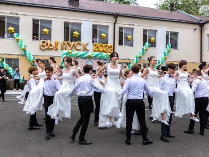 Алексей Логвиненко посетил “Последний звонок» в ростовском лицее №1