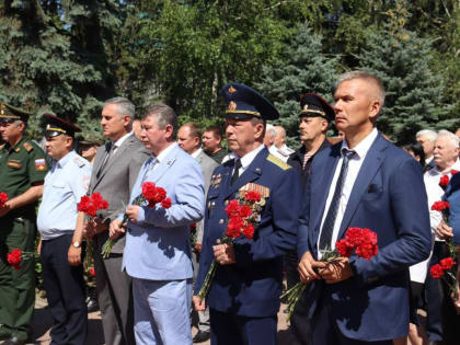 В Батайске возложили цветы к Стене памяти и мемориалу «Клятва поколений»
