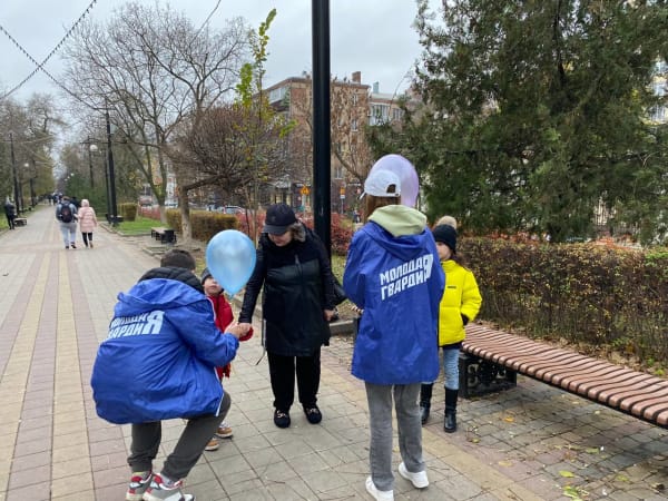 Молодогвардейцы Ростова-на-Дону раздали воздушные шарики детям в честь всемирного праздника – День ребенка