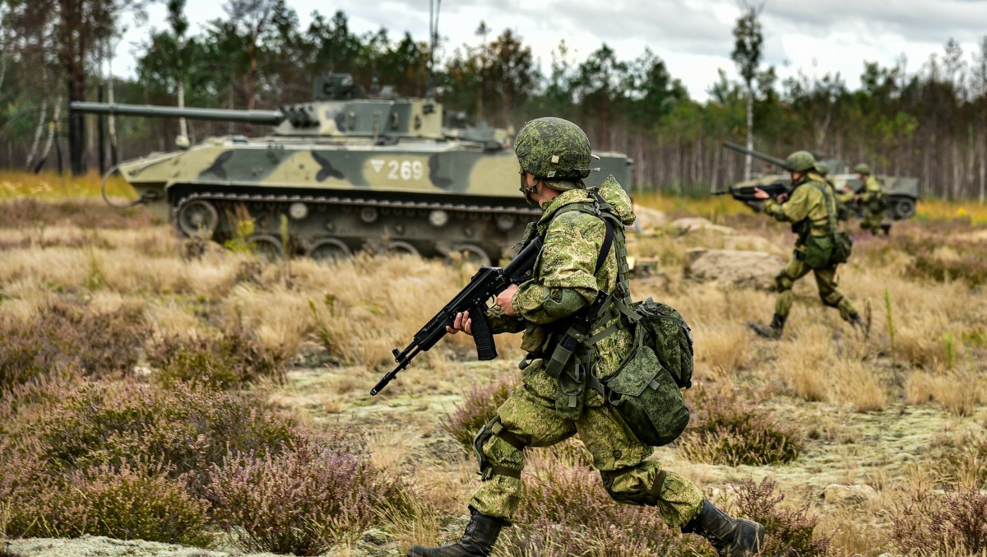 Российские войска медленно. Российские войска.