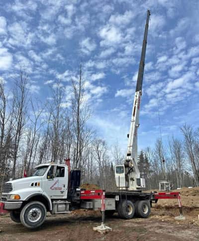 Elliott 32117r Boom Truck Crane With Professional Operator – photo 2 in Pontiac-Regional-County-Municipality