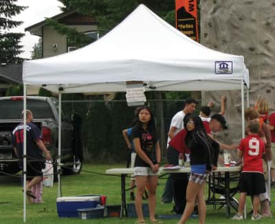 Pop Up Canopy Tent - 10 ft x 10 ft - Recreational – photo 3 in Orléans