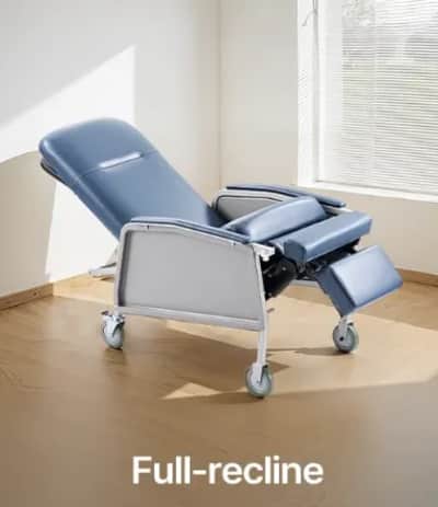 Reclining Geri Chair with Tray and Wheels – photo 4 in Arnprior