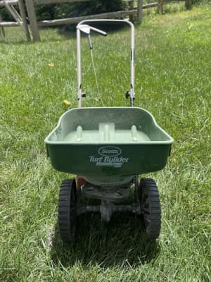 Scott’s Turf Builder Seed Spreader