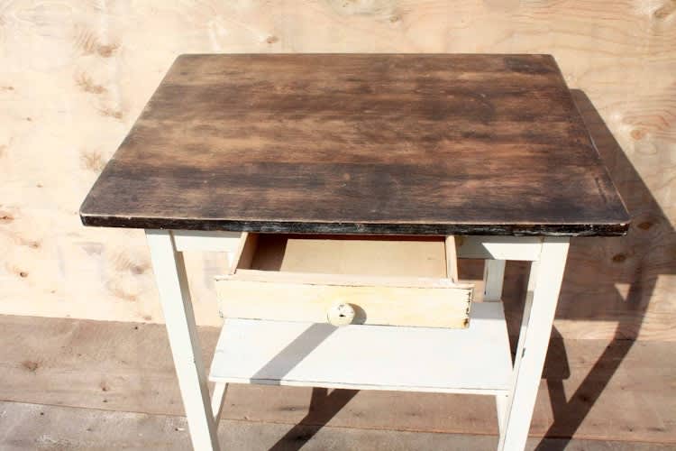 White Signing Table – photo 2 in Embrun