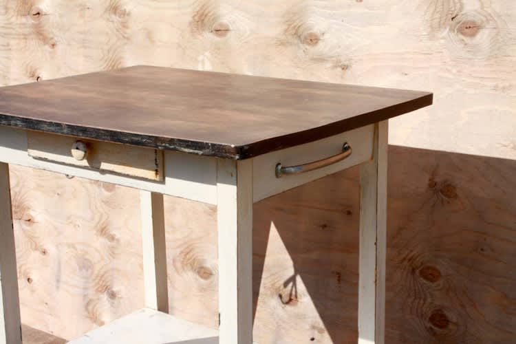 White Signing Table – photo 3 in Embrun
