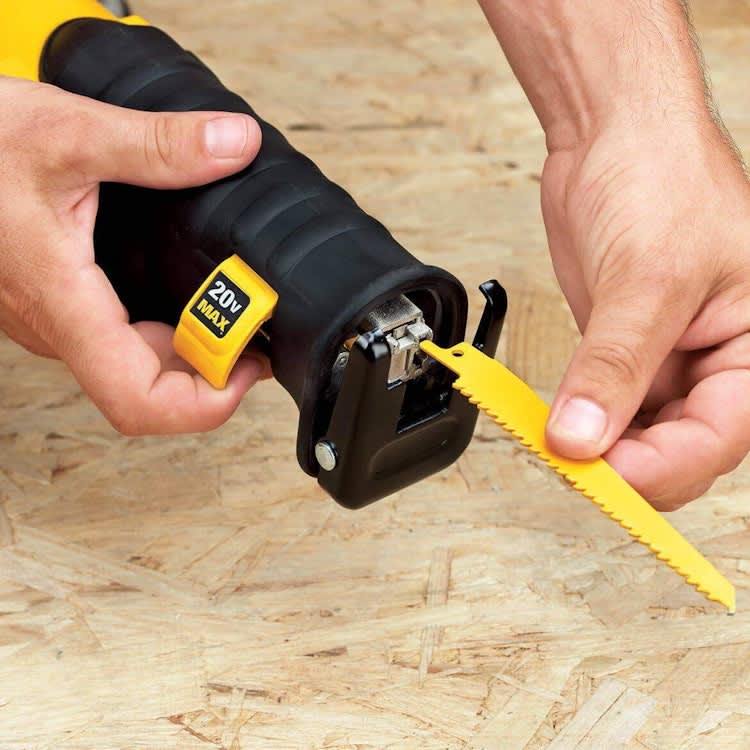 Dewalt 20v Max Cordless Reciprocating Saw Kit – photo 4 in Kanata