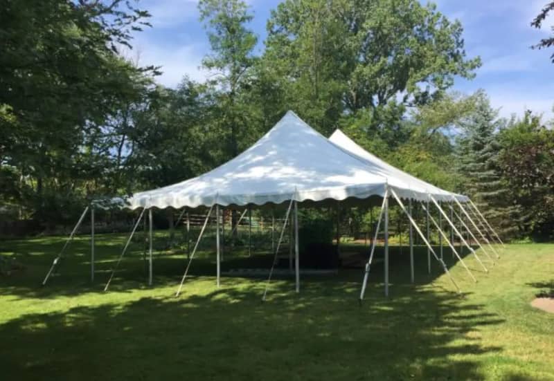 30' x 45' Pole Tent - ( Installed ) – photo 4 in Orléans