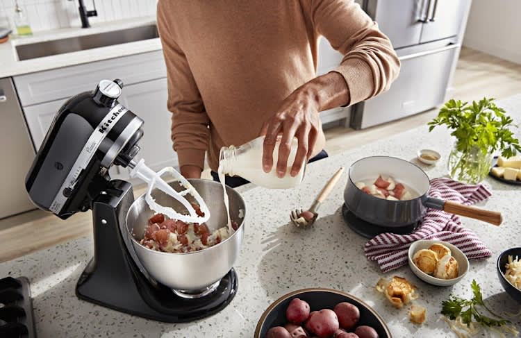 KitchenAid Classic Series 4.5-Quart Tilt-Head Stand Mixer – photo 6 in Ottawa