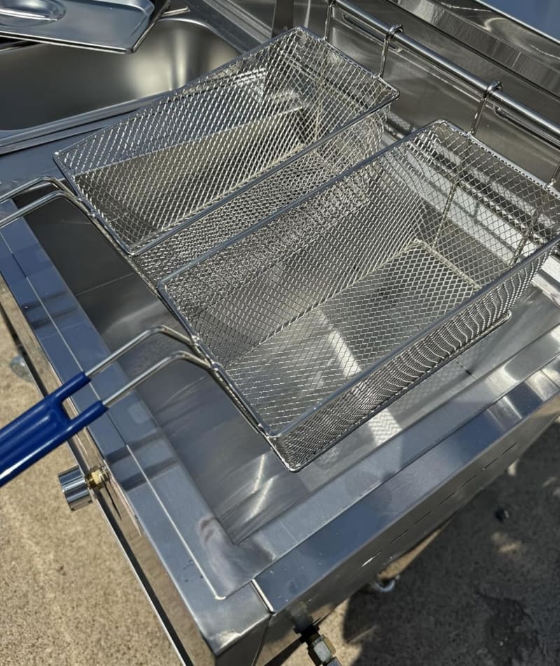 Propane Shark 30 Lb Portable Deep Fryer Cart – photo 4 in Kanata