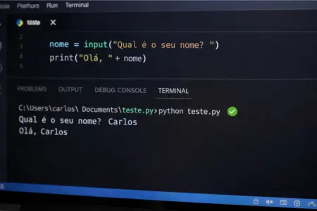A cena destaca um editor de c&oacute;digo aberto (VS Code ou similar) com um pequeno script Python rodando no terminal. No terminal, aparece a sa&iacute;da correta do programa, como Ol&aacute;, Carlos. A imagem transmite sensa&ccedil;&atilde;o de conquista, mostrando que o c&oacute;digo foi executado com sucesso, sem erros.