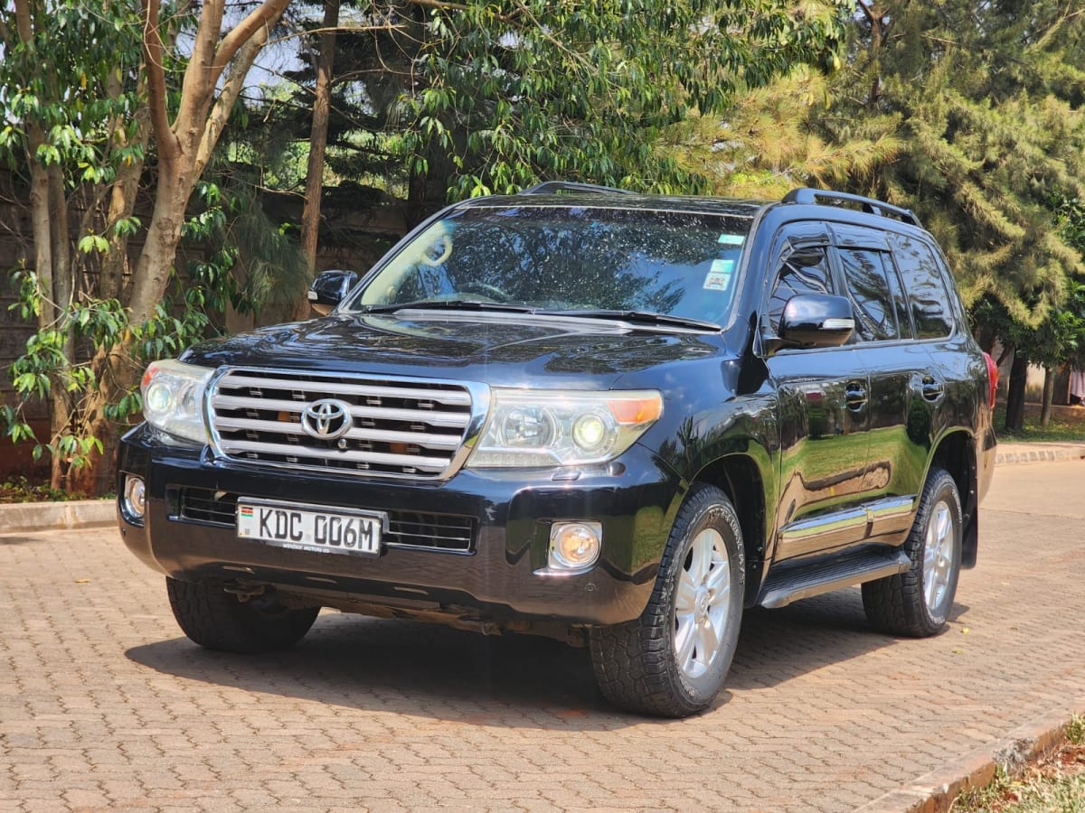 TOYOTA LANDCRUISER SAHARA V8