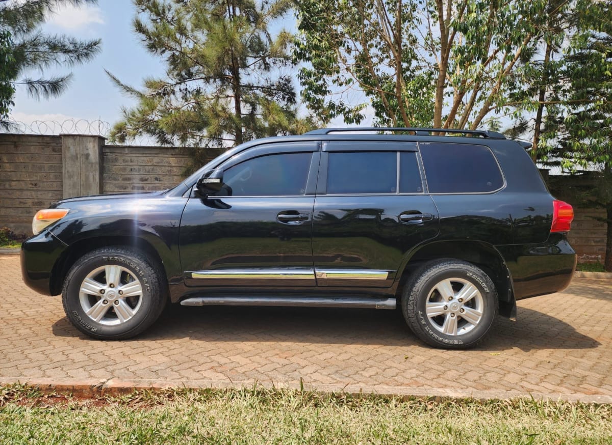 TOYOTA LANDCRUISER SAHARA V8
