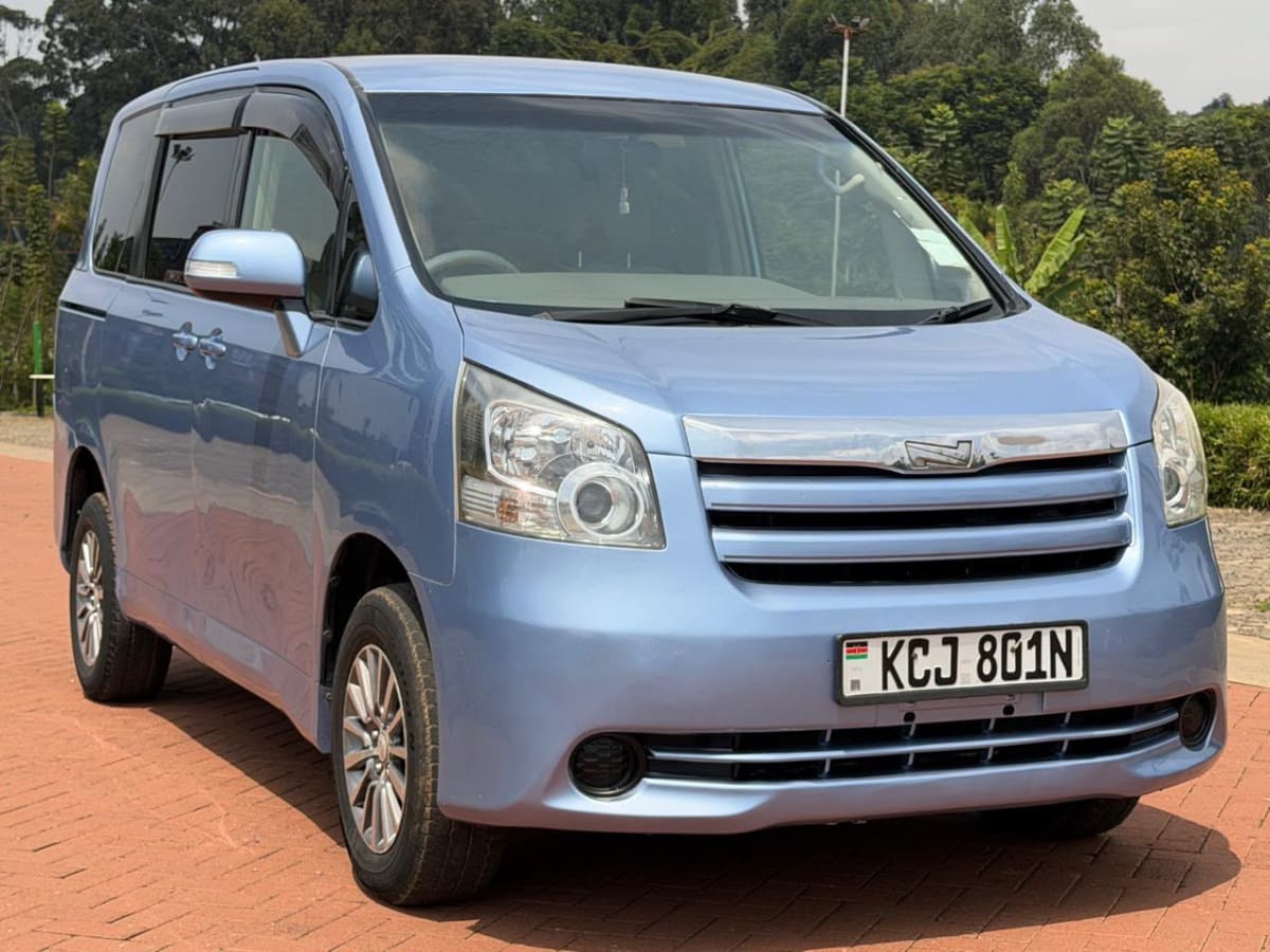 TOYOTA NOAH