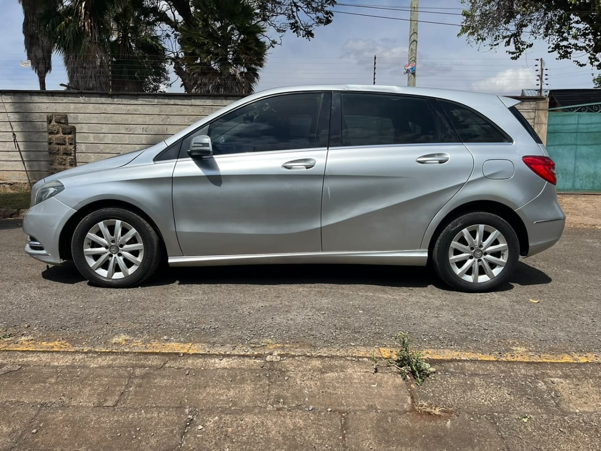Mercedes Benz  B180