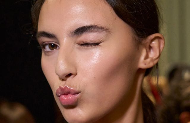 Une femme ayant les cheveux attachés