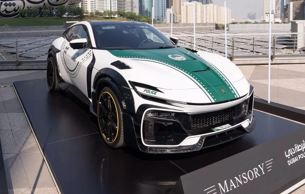 Cette monstruosité (un Ferrari Purosangue défiguré par Mansory) va rejoindre la flotte extravagante de la police de Dubai.