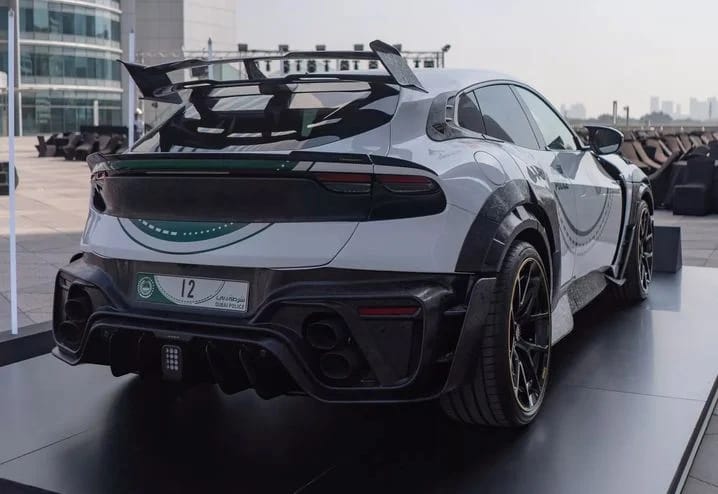 Cette monstruosité (un Ferrari Purosangue défiguré par Mansory) va rejoindre la flotte extravagante de la police de Dubai