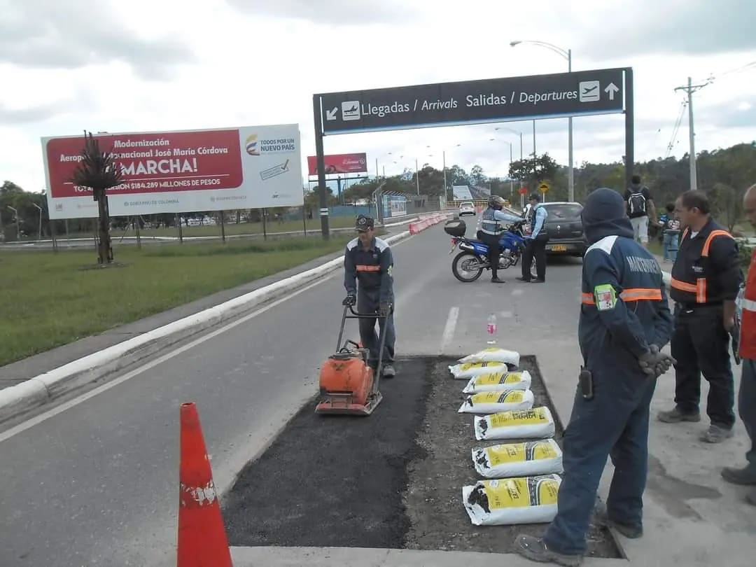 Bacheo con asfalto en frío y placa vibradora de mano.