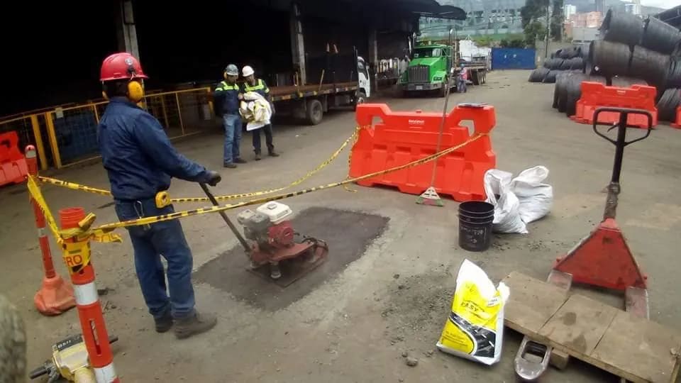 Reparación de pavimento en zona industrial.
