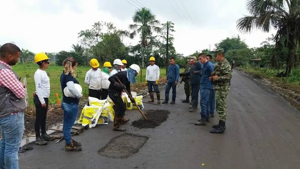 Jornada de reparcheo con comunidad y autoridades.