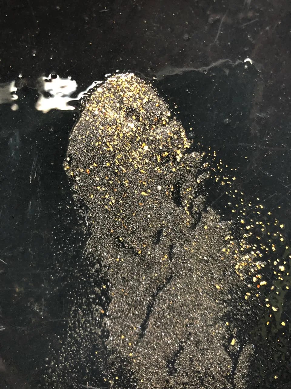 Concentrado con presencia visible de oro.