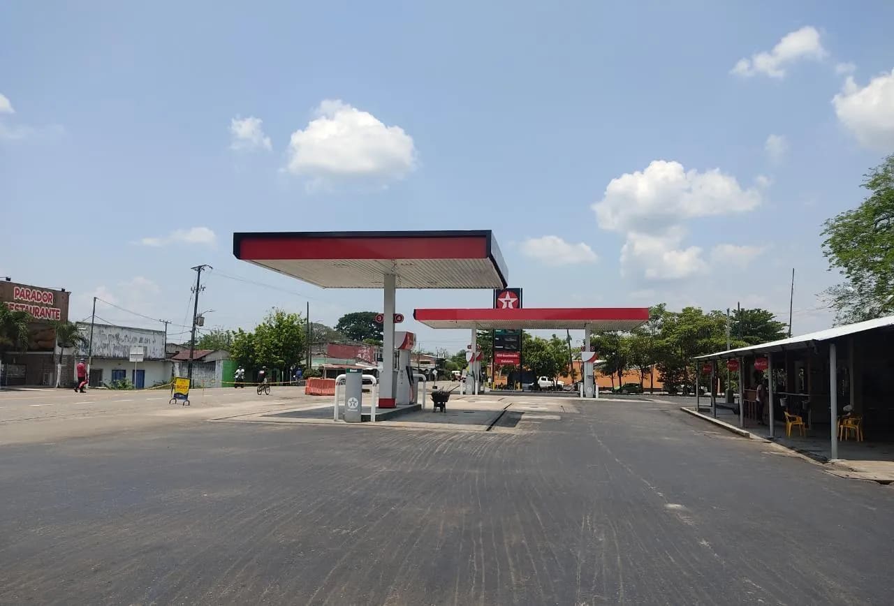 Zona de servicio pavimentada con asfalto en frío.