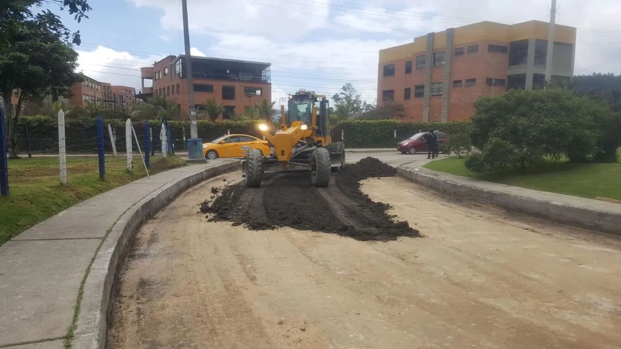 Extensión del material en obra con motoniveladora.