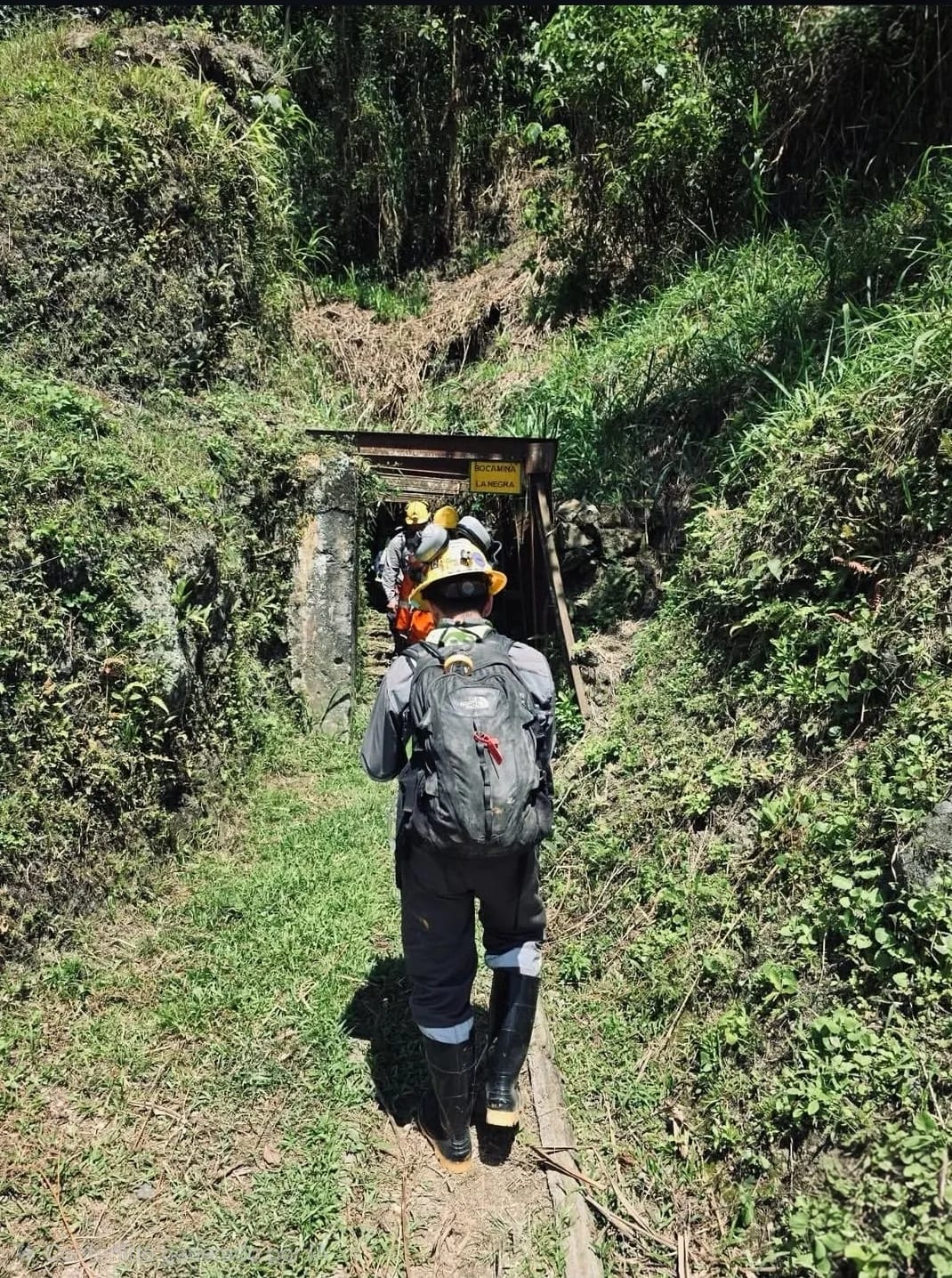 Equipo de mineros ingresando a labor subterránea.