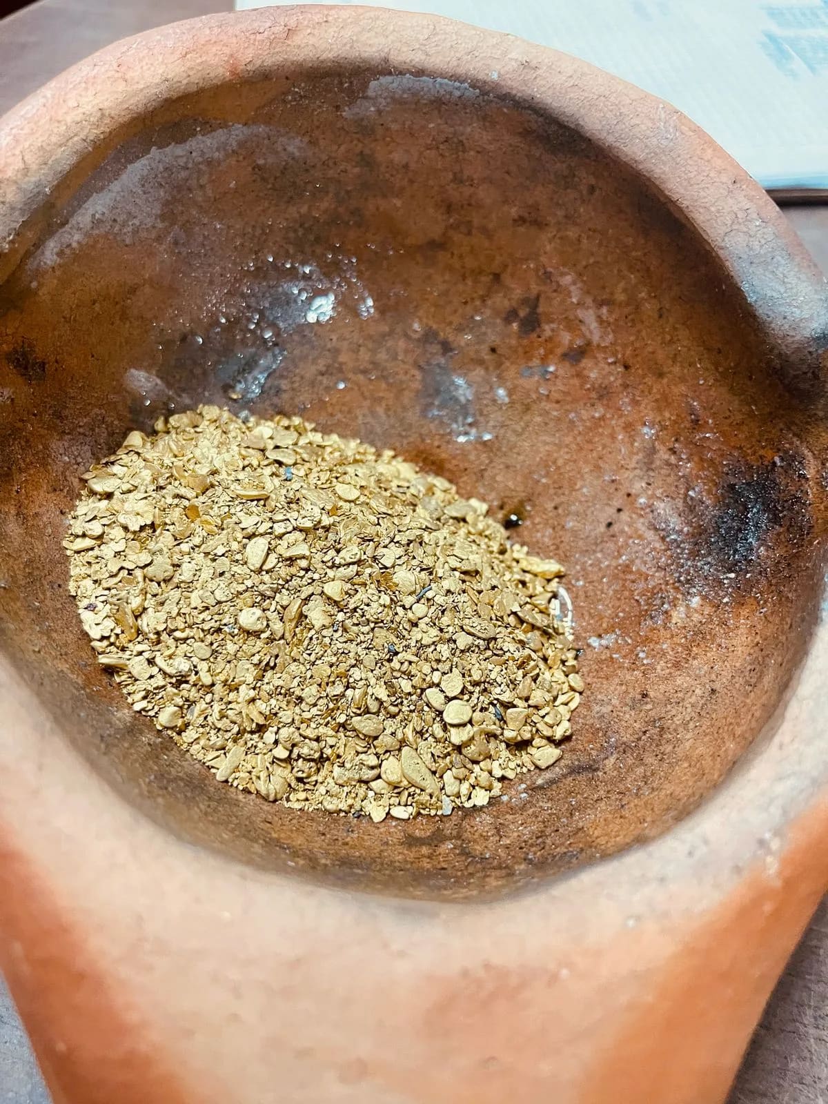 Concentrado de oro recuperado en batea tradicional.