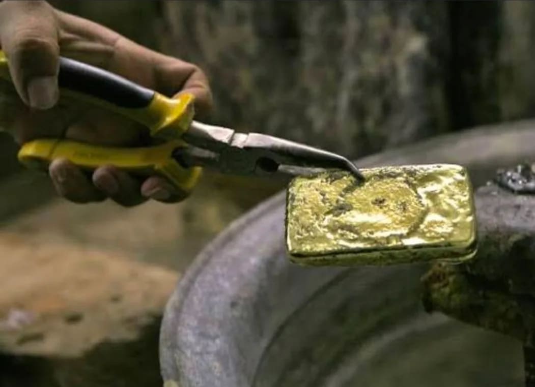 Lingote de oro fundido, resultado directo de la operación.
