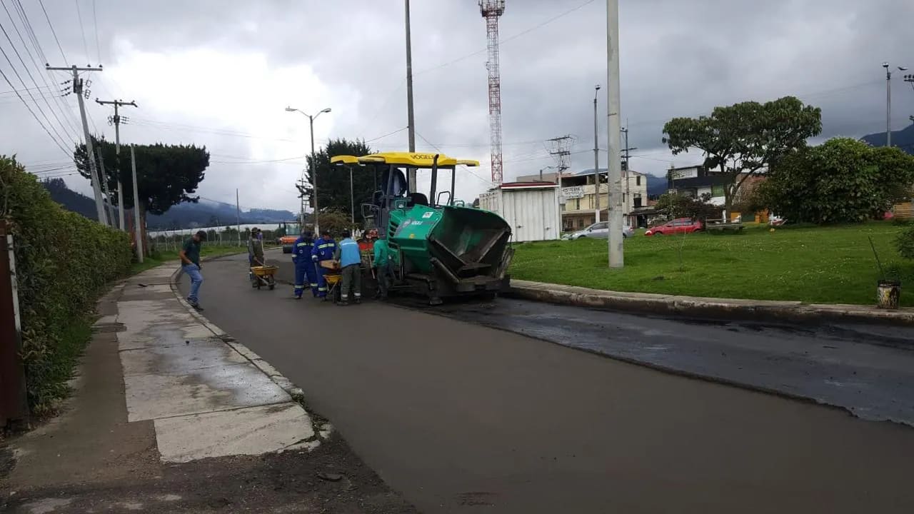 Pavimentación de vía urbana con asfalto en frío.