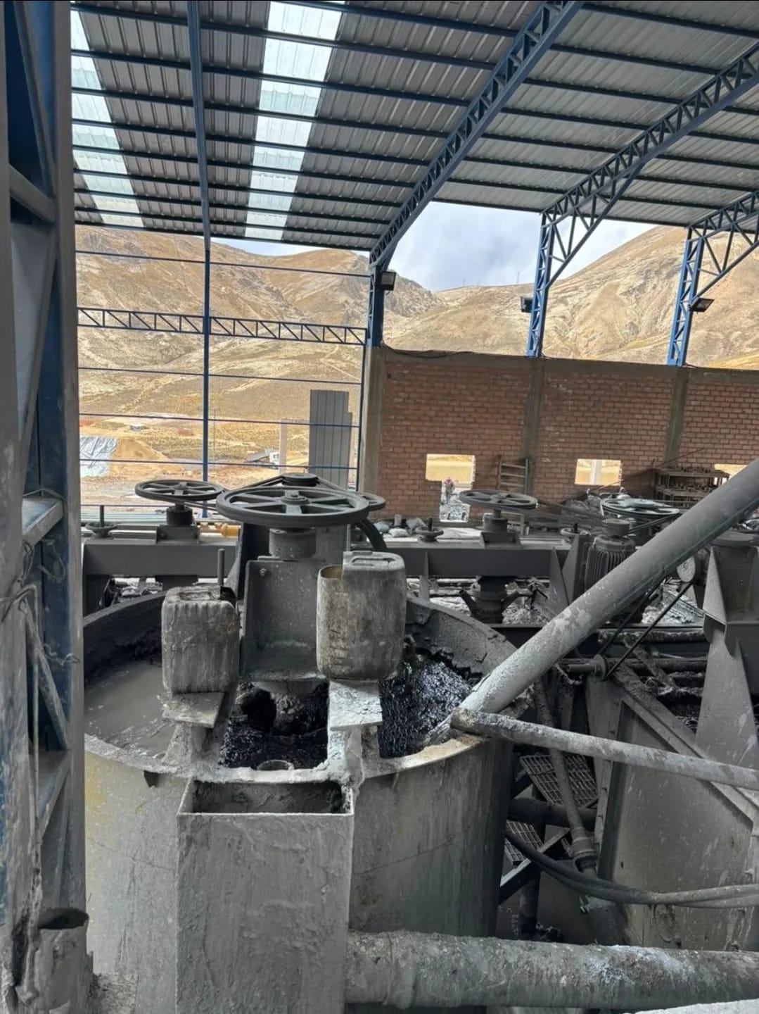 Planta de procesamiento de mineral en operación.