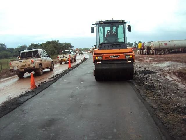 Compactación de vía en los Llanos Orientales.