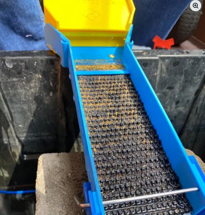 Concentrado de oro procesado en batea
