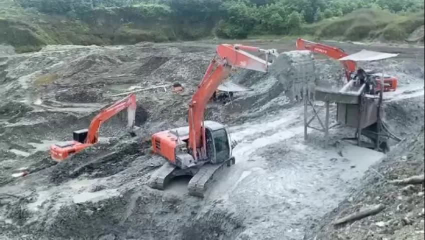 Equipos trabajando en el frente de explotación
