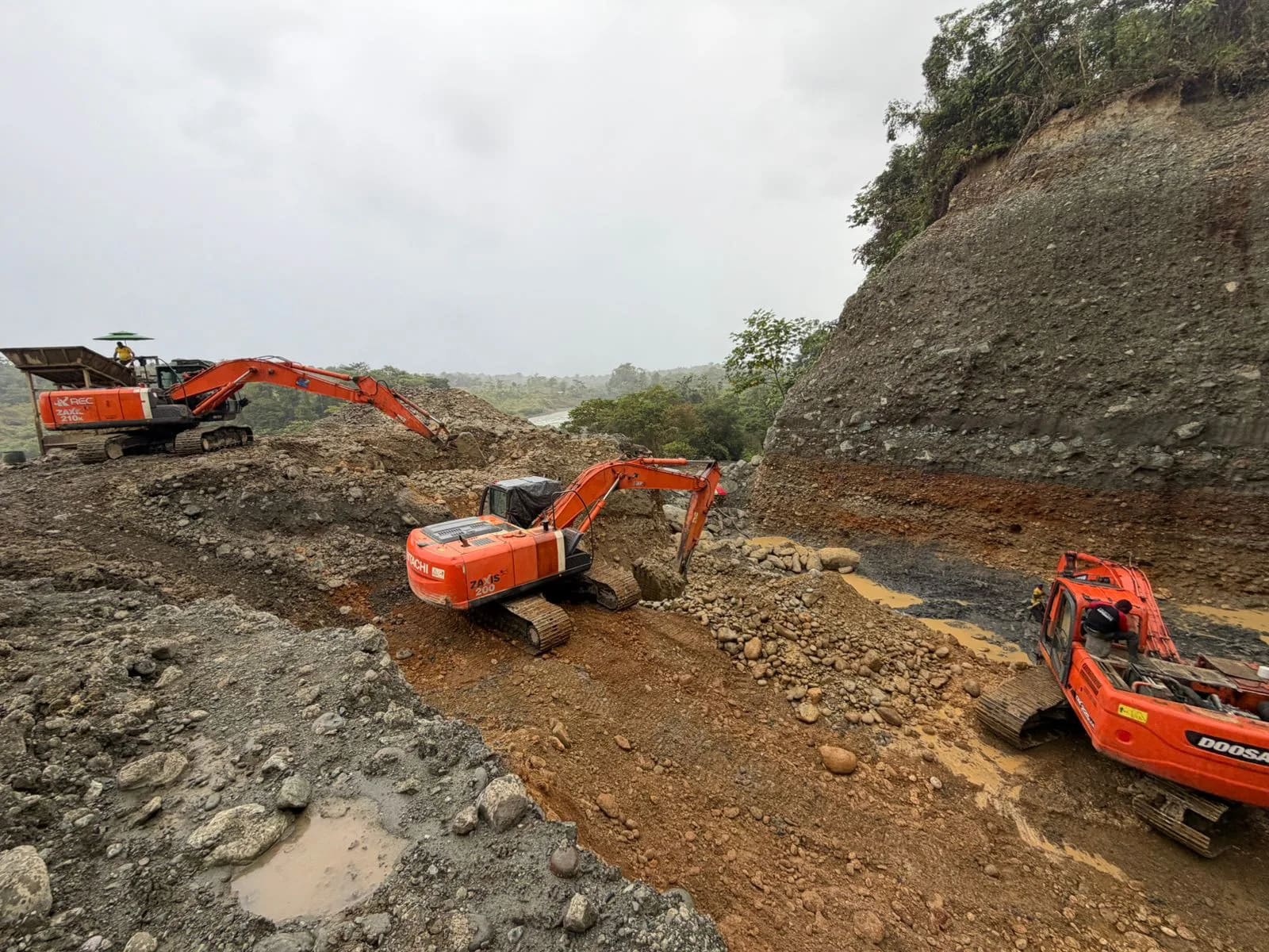 Excavación de tierra con retroexcavadoras