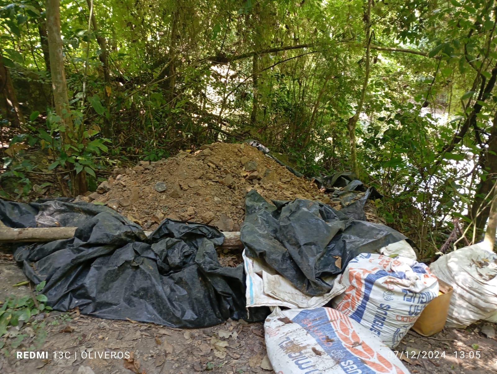 Acopio de material extraído en labor artesanal activa cerca de una quebrada