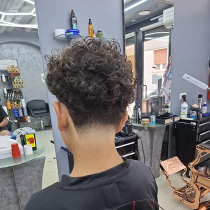 Taglio su capelli ricci