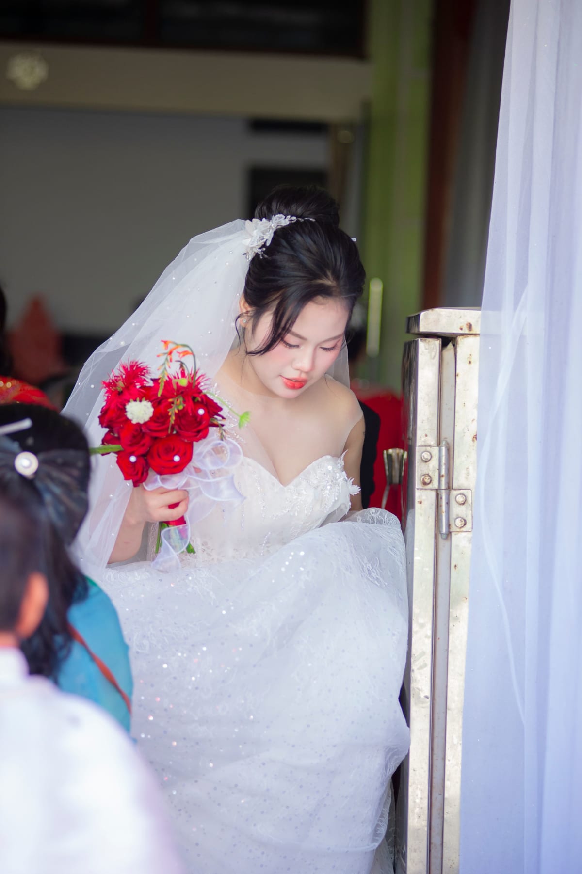 Cô dâu Việt Nam trong trang phục cưới, cầm hoa cưới