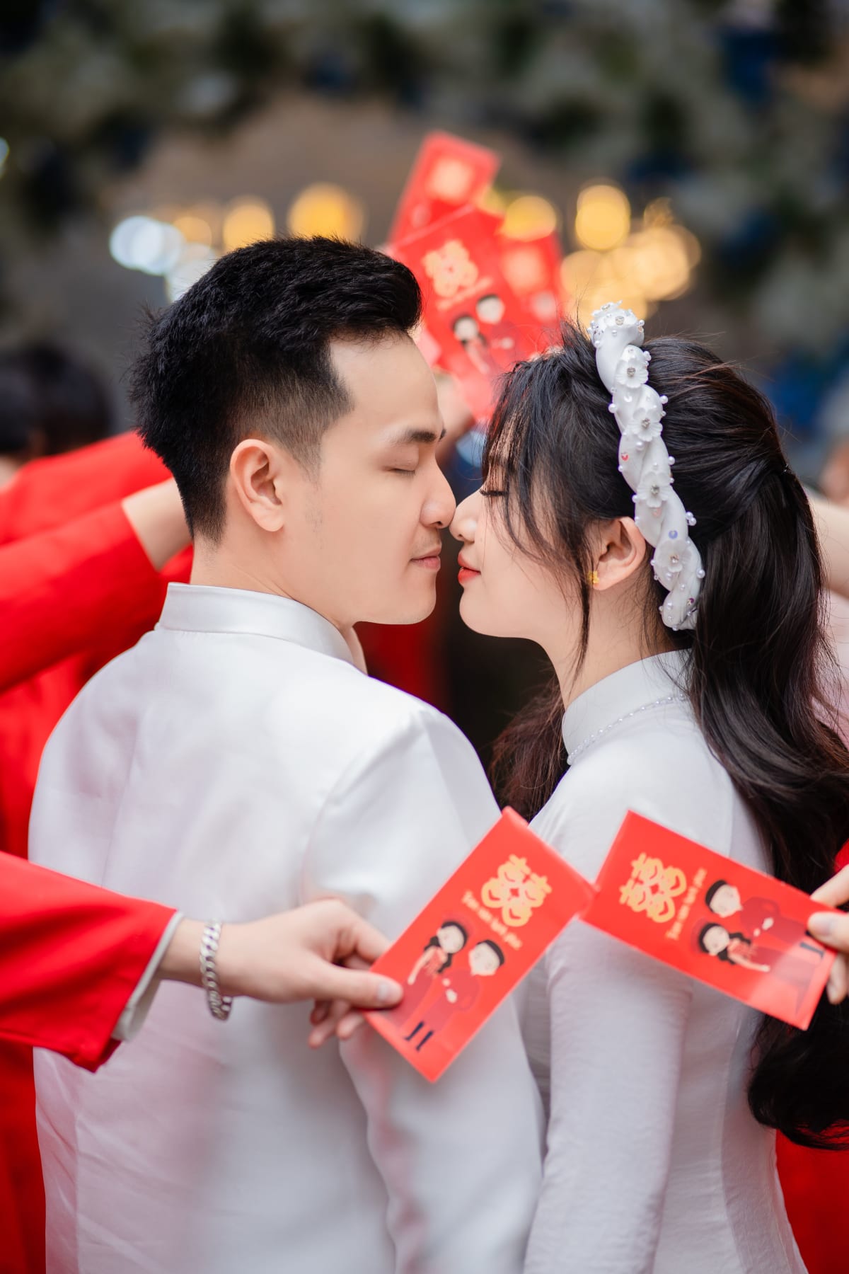 Cặp đôi mặc áo dài truyền thống trong đám cưới Việt Nam