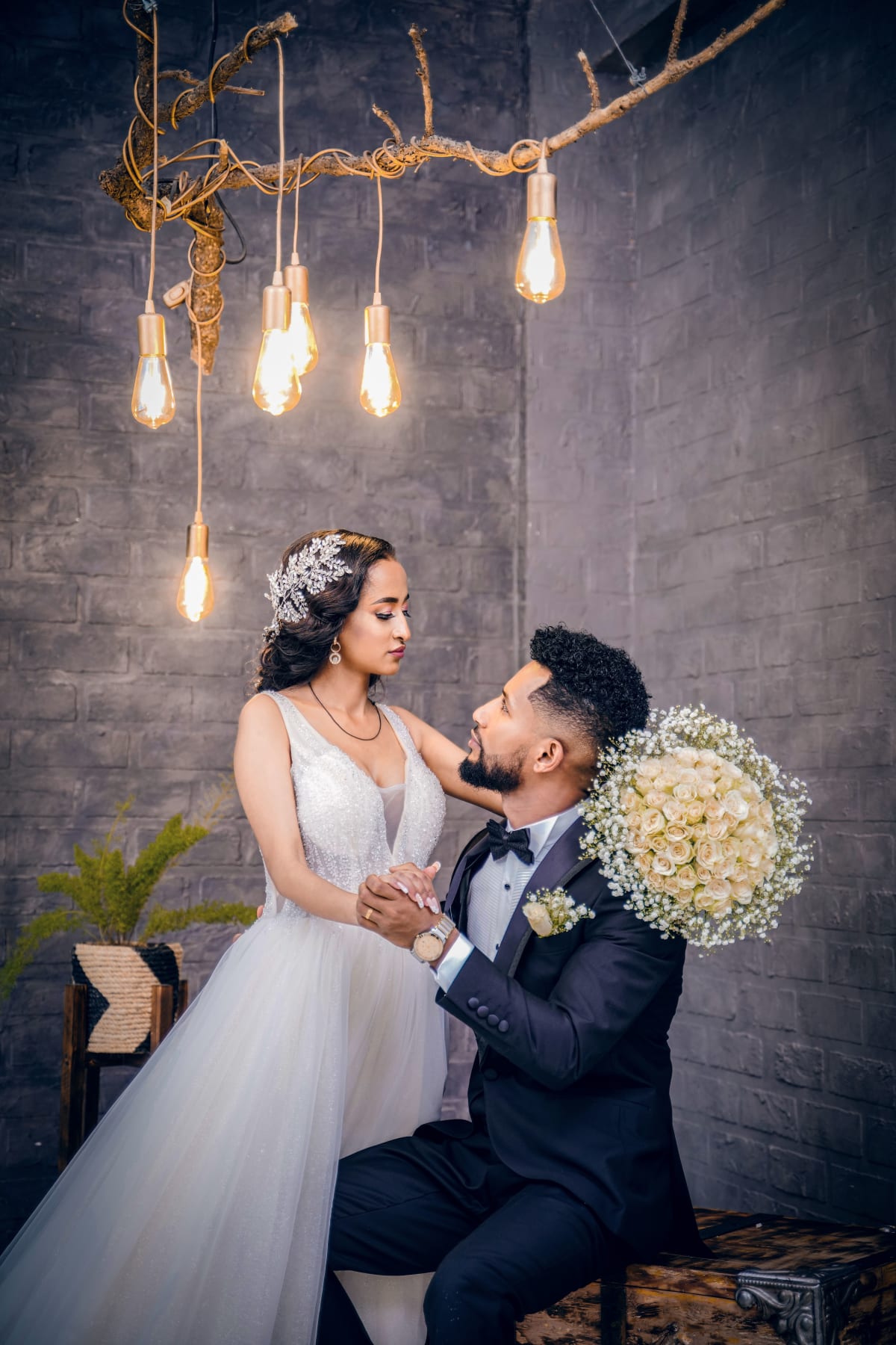 Cô dâu chú rể tại tiệc cưới hiện đại trong nhà