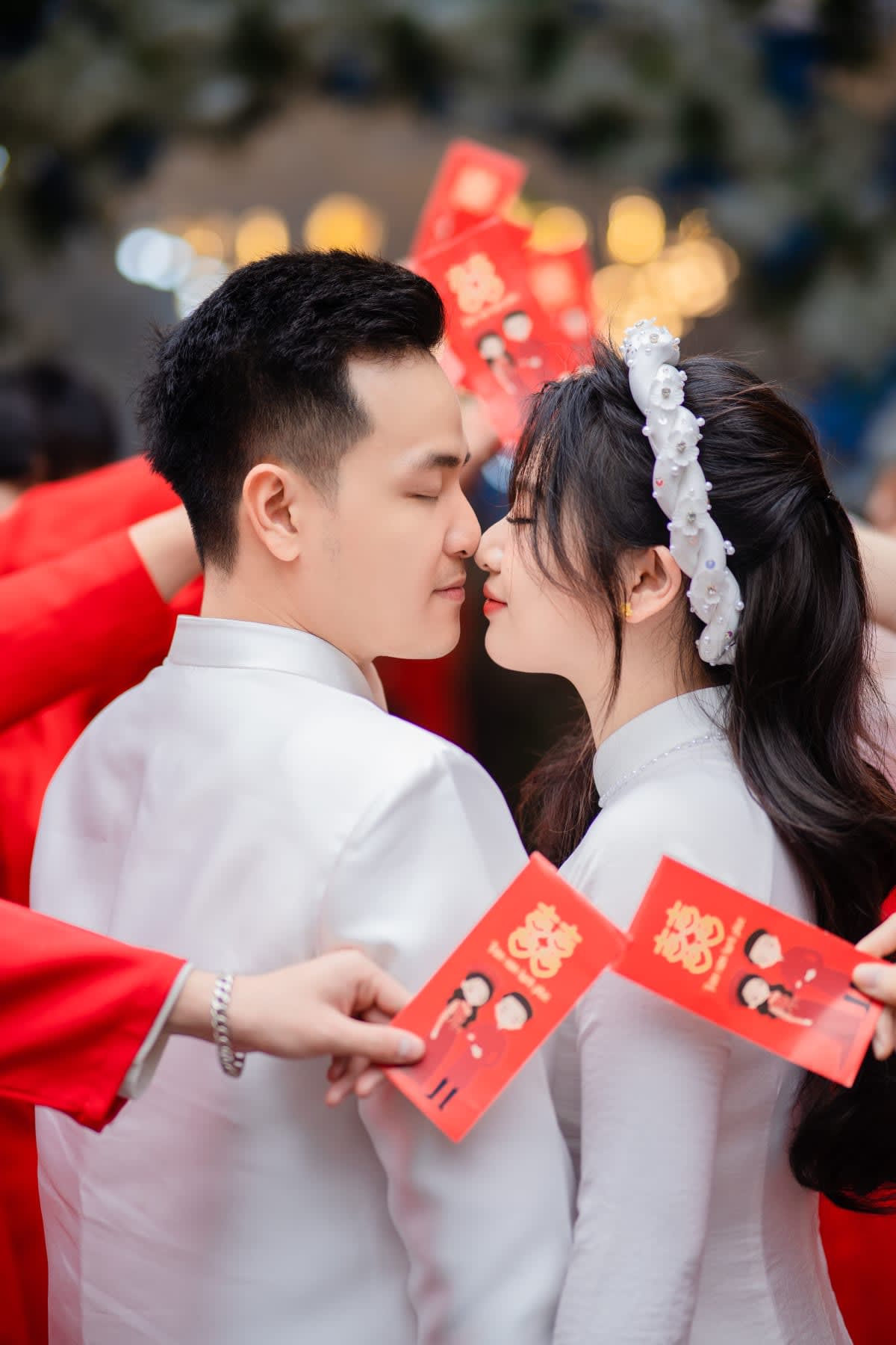 Cặp đôi mặc áo dài truyền thống trong đám cưới Việt Nam