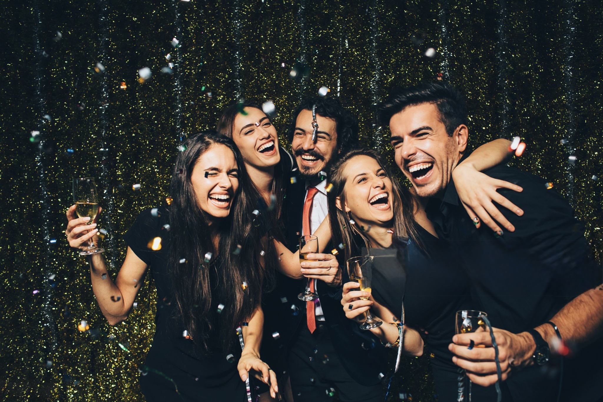 Guests celebrating at a lively party with confetti and drinks at a Mariveno event