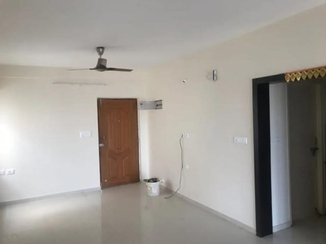 2 BHK Semi-Furnished Apartment for Rent – Sriven@205, Kadubeesanahalli / Bellandur — living area and home amenities