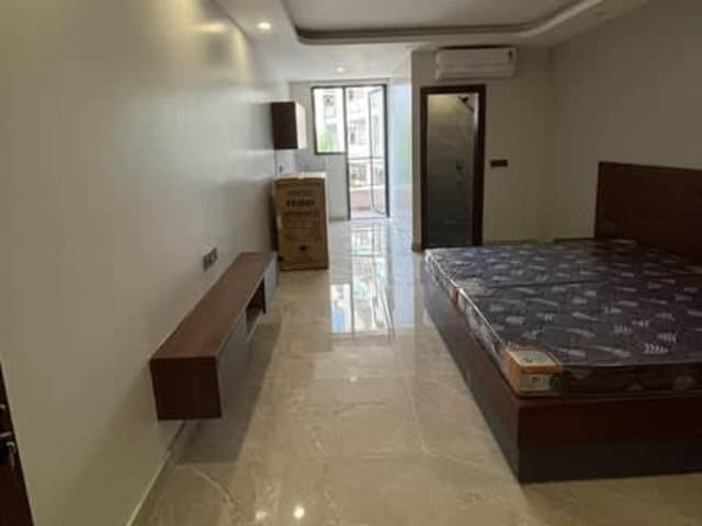 1RK in DLF Phase 3, Sector 24 — living area and home amenities