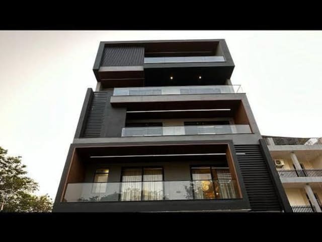 Ultra Luxury 4 BHK Semi-Furnished Flat — property photo 1 of 5