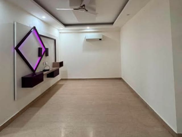 3 BHK Semi-Furnished in DLF Phase 1 — living area and home amenities